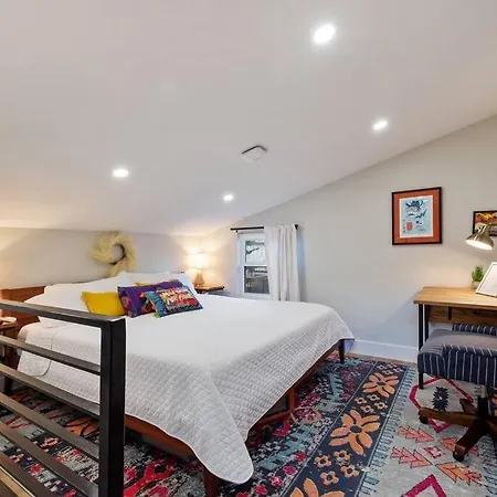 Tiny House-Sleeps 4-Kitchen-Washer/Dryer-Patio
